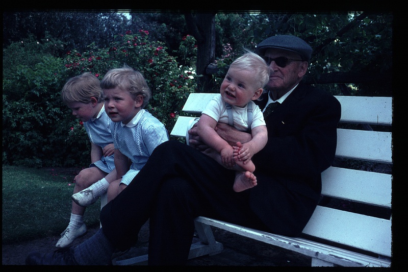 34.Driebergen jun 1966 Opa,Brigitte,Marion,Peter.JPG